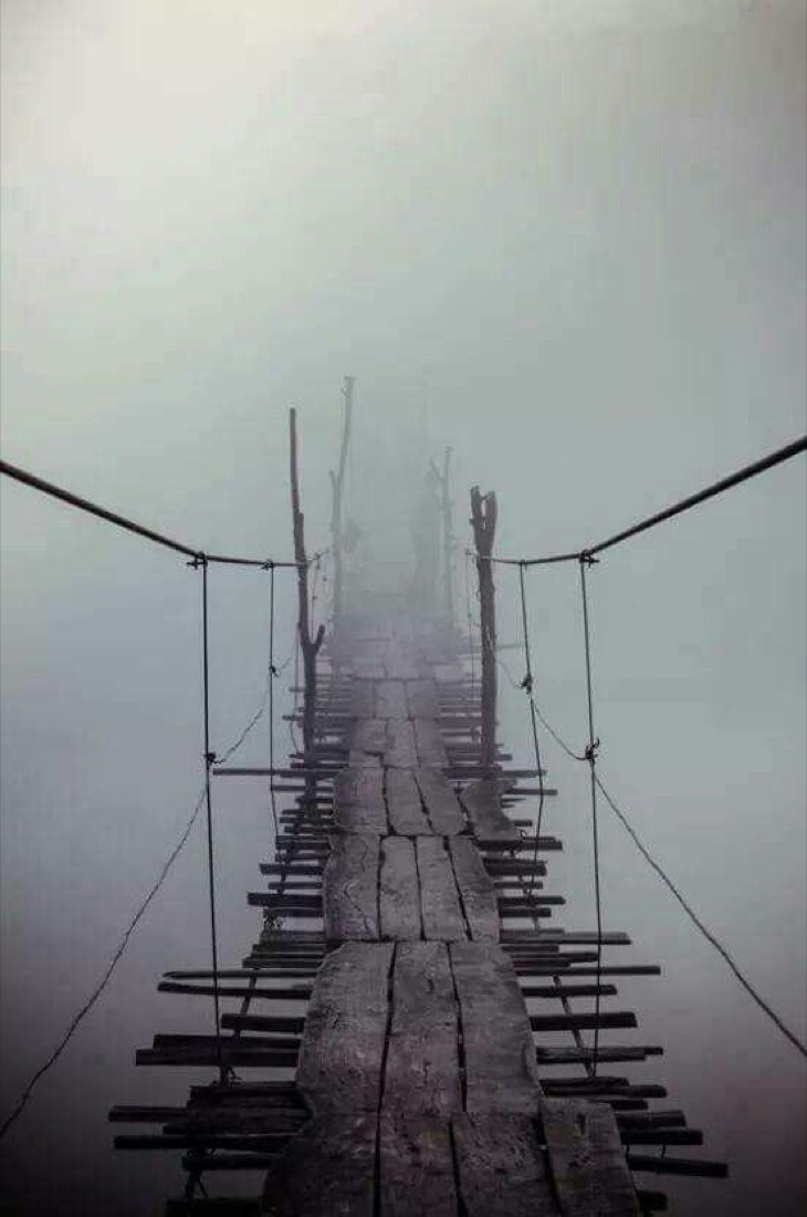 Hangbrug in de mist, als beeld voor de stap naar iets nieuws