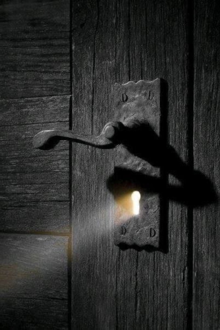 Deurklink en sleutelgat met licht, als beeld voor een veilige woning